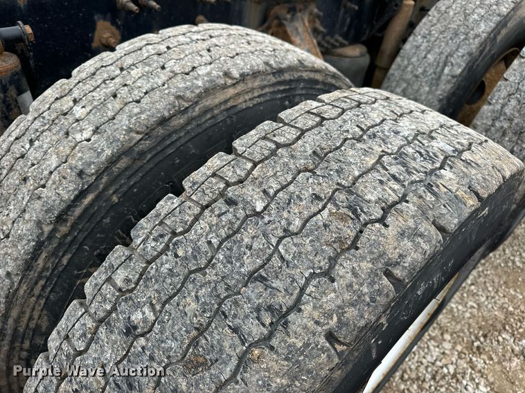 image for item EN5104 2013 Volvo VN semi truck