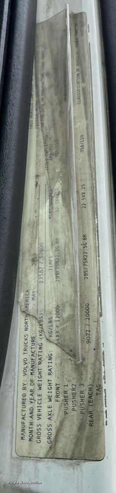 image for item EN5104 2013 Volvo VN semi truck