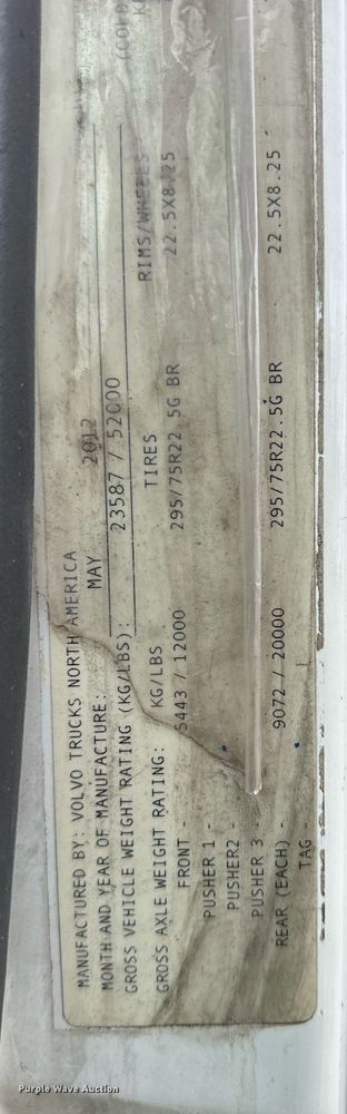 image for item EN5104 2013 Volvo VN semi truck