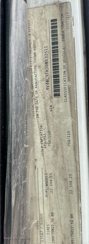 image for item EN5104 2013 Volvo VN semi truck