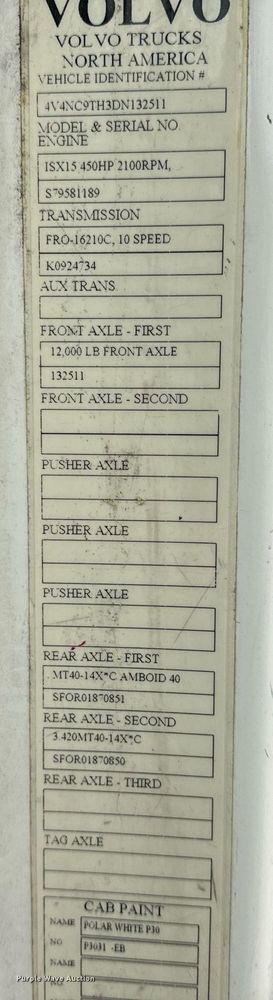 image for item EN5104 2013 Volvo VN semi truck