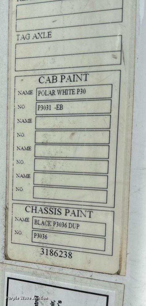 image for item EN5104 2013 Volvo VN semi truck