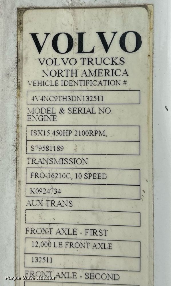 image for item EN5104 2013 Volvo VN semi truck