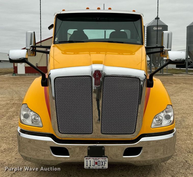 image for item EN5105 2020 Kenworth T680 semi truck