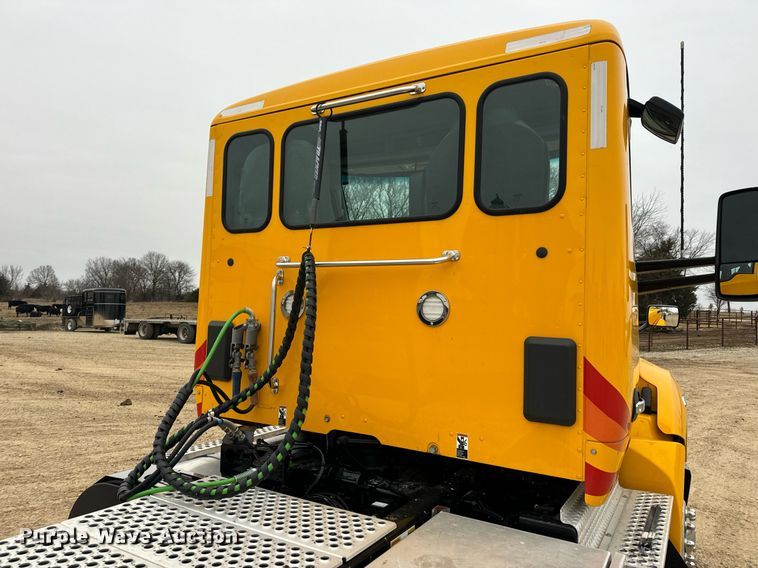 image for item EN5105 2020 Kenworth T680 semi truck