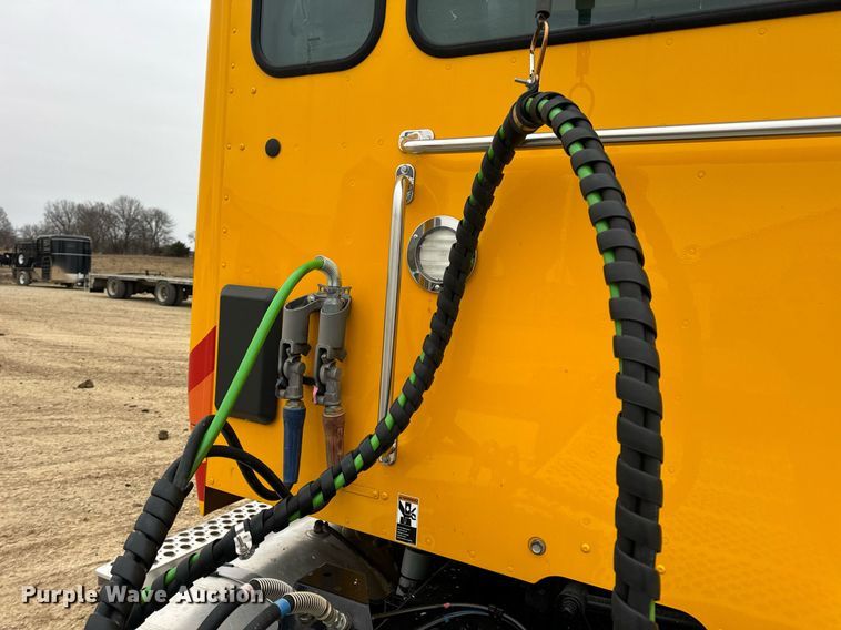 image for item EN5105 2020 Kenworth T680 semi truck