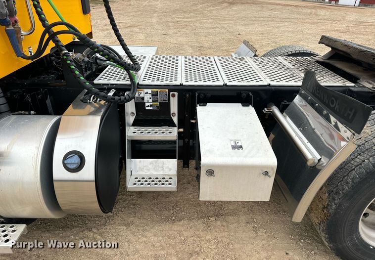 image for item EN5105 2020 Kenworth T680 semi truck