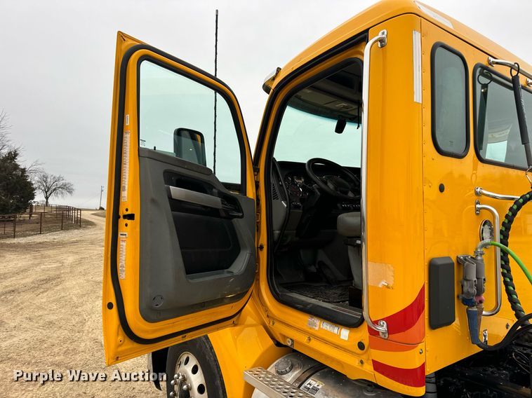 image for item EN5105 2020 Kenworth T680 semi truck