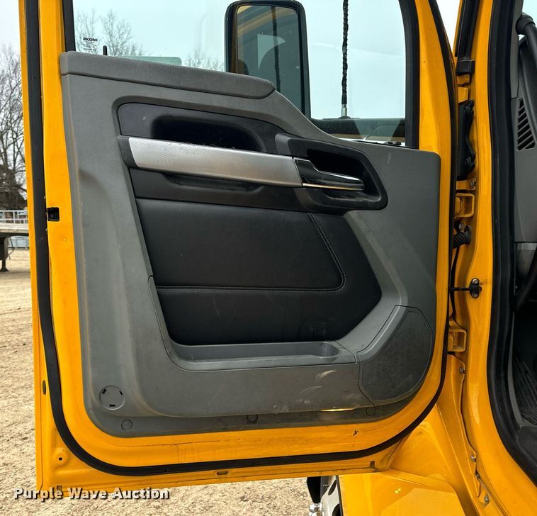 image for item EN5105 2020 Kenworth T680 semi truck