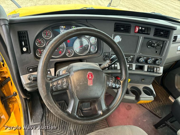 image for item EN5105 2020 Kenworth T680 semi truck