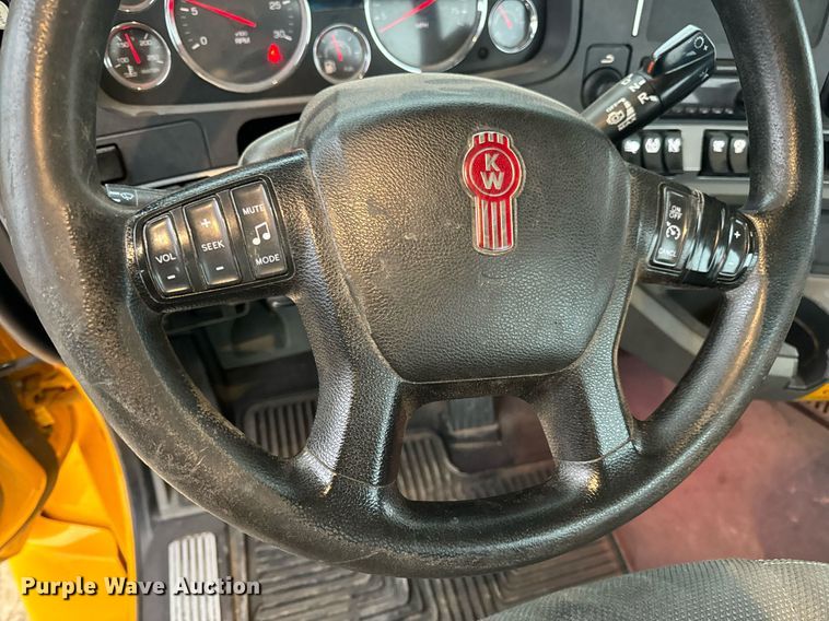 image for item EN5105 2020 Kenworth T680 semi truck