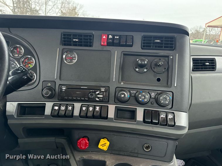 image for item EN5105 2020 Kenworth T680 semi truck