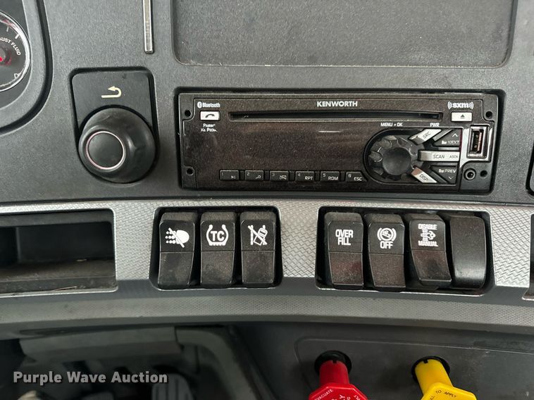 image for item EN5105 2020 Kenworth T680 semi truck