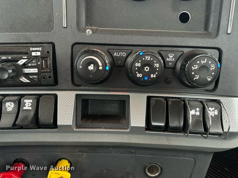 image for item EN5105 2020 Kenworth T680 semi truck