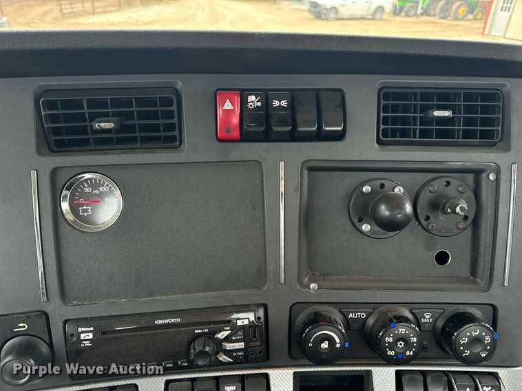 image for item EN5105 2020 Kenworth T680 semi truck