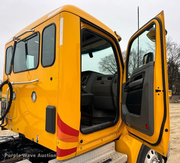 image for item EN5105 2020 Kenworth T680 semi truck