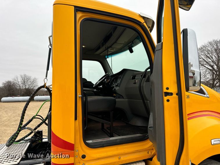 image for item EN5105 2020 Kenworth T680 semi truck