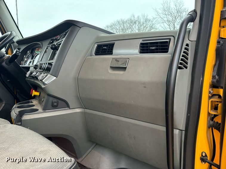 image for item EN5105 2020 Kenworth T680 semi truck