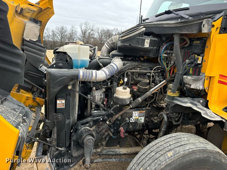 image for item EN5105 2020 Kenworth T680 semi truck