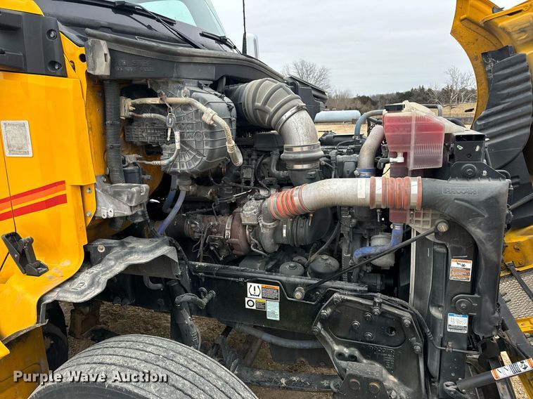 image for item EN5105 2020 Kenworth T680 semi truck