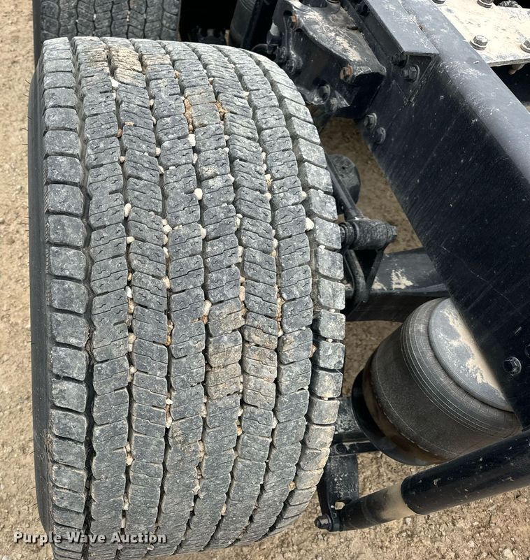 image for item EN5105 2020 Kenworth T680 semi truck