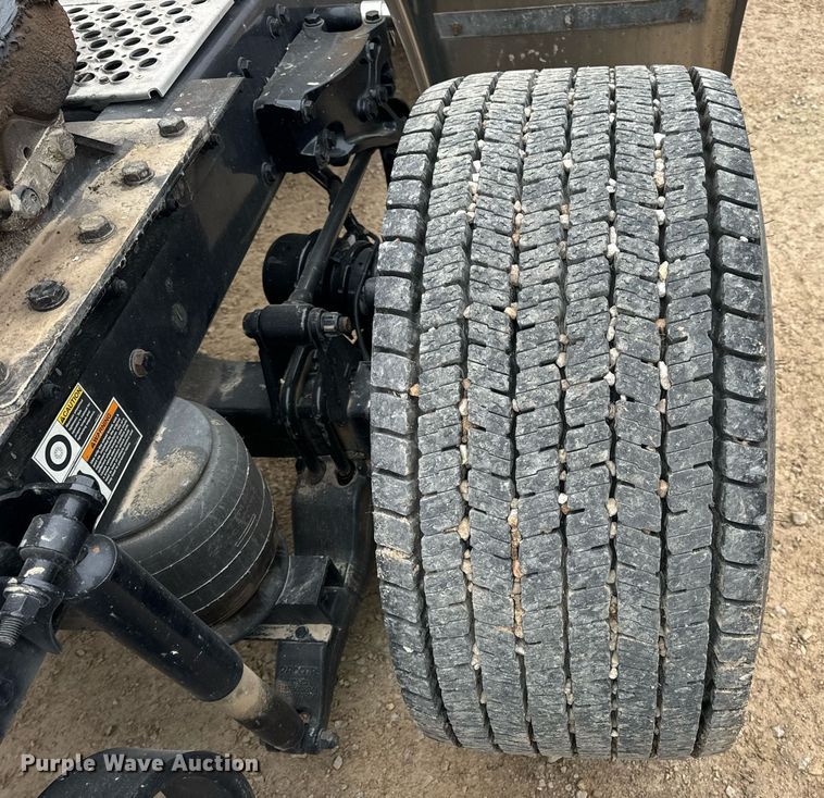 image for item EN5105 2020 Kenworth T680 semi truck