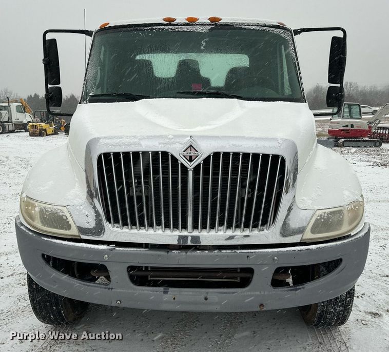 image for item EN5110 2005 International 4300 truck cab and chassis