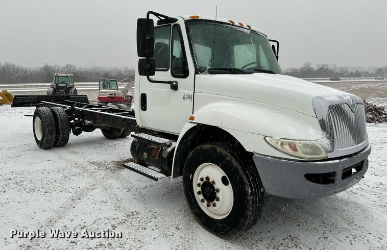 image for item EN5110 2005 International 4300 truck cab and chassis