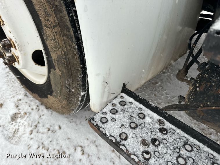 image for item EN5110 2005 International 4300 truck cab and chassis