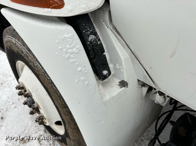 image for item EN5110 2005 International 4300 truck cab and chassis