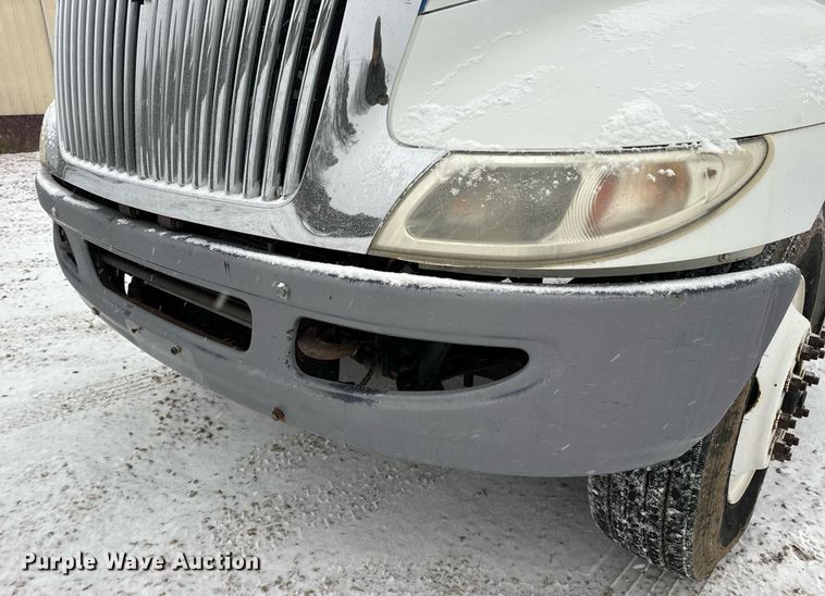 image for item EN5110 2005 International 4300 truck cab and chassis