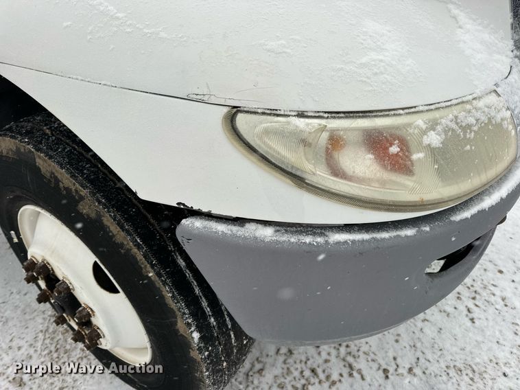 image for item EN5110 2005 International 4300 truck cab and chassis