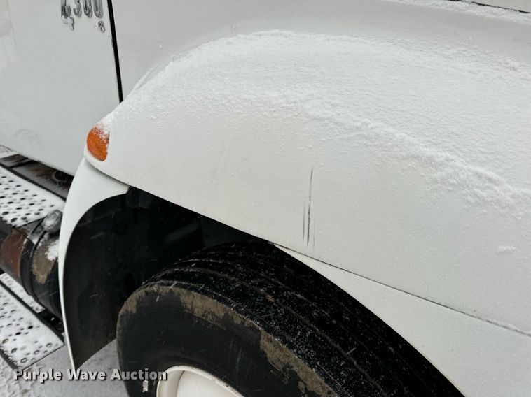 image for item EN5110 2005 International 4300 truck cab and chassis