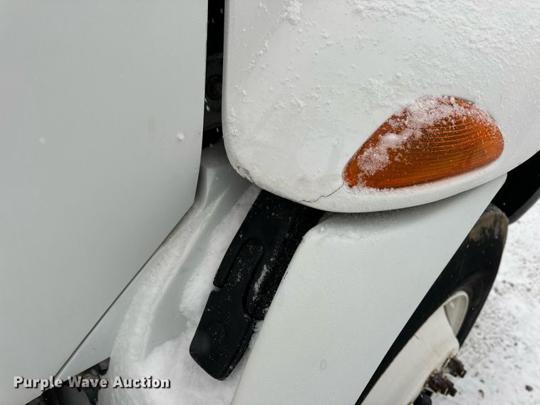 image for item EN5110 2005 International 4300 truck cab and chassis