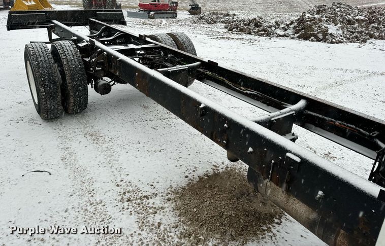 image for item EN5110 2005 International 4300 truck cab and chassis