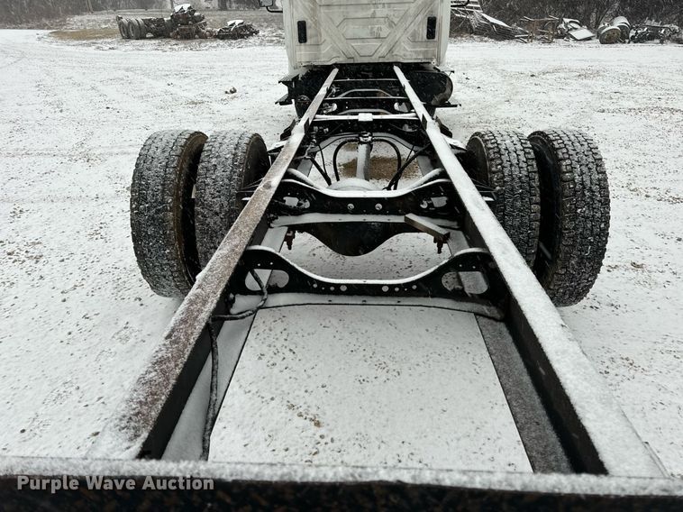 image for item EN5110 2005 International 4300 truck cab and chassis