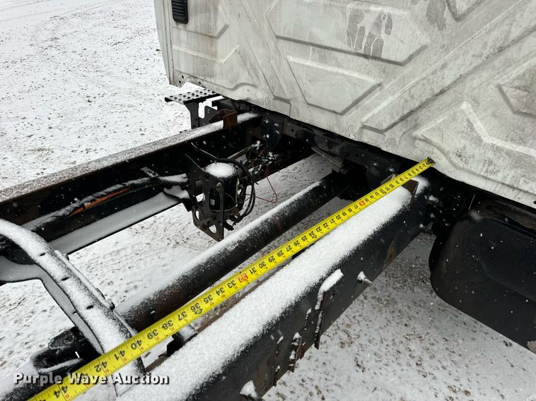 image for item EN5110 2005 International 4300 truck cab and chassis