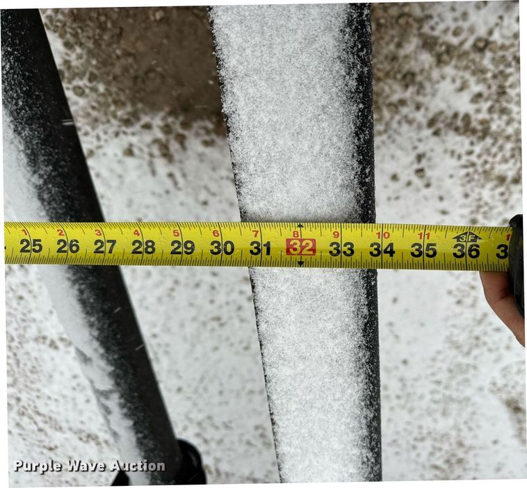 image for item EN5110 2005 International 4300 truck cab and chassis