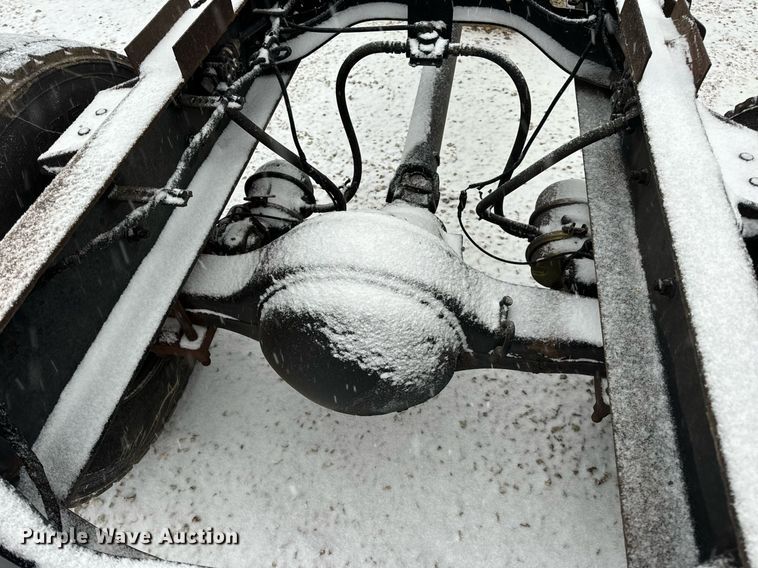 image for item EN5110 2005 International 4300 truck cab and chassis