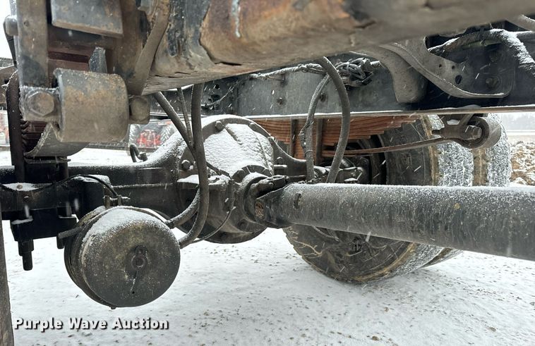 image for item EN5110 2005 International 4300 truck cab and chassis