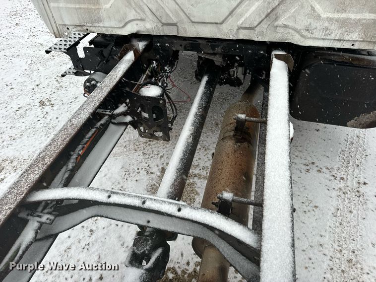 image for item EN5110 2005 International 4300 truck cab and chassis