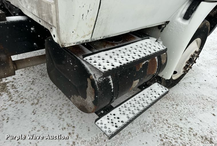 image for item EN5110 2005 International 4300 truck cab and chassis