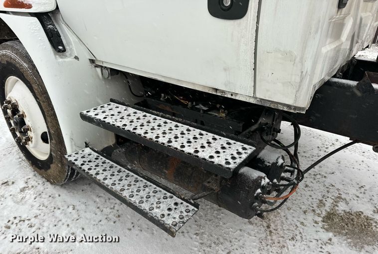 image for item EN5110 2005 International 4300 truck cab and chassis