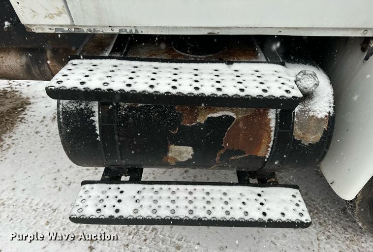 image for item EN5110 2005 International 4300 truck cab and chassis