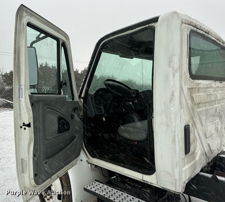 image for item EN5110 2005 International 4300 truck cab and chassis