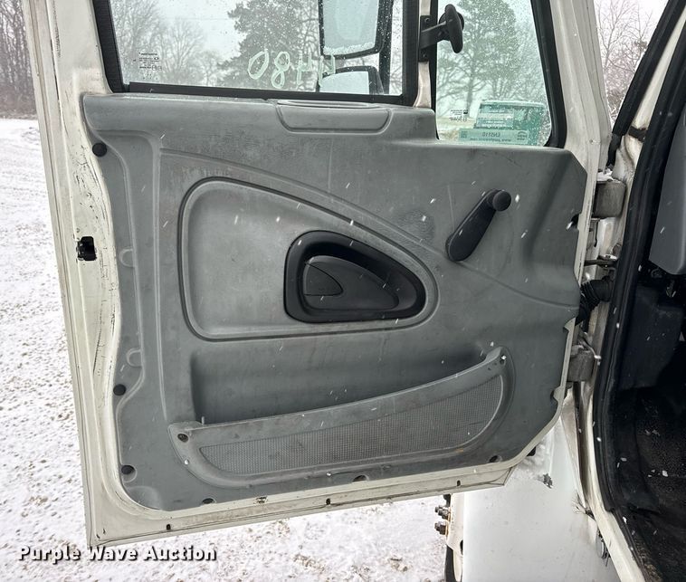 image for item EN5110 2005 International 4300 truck cab and chassis