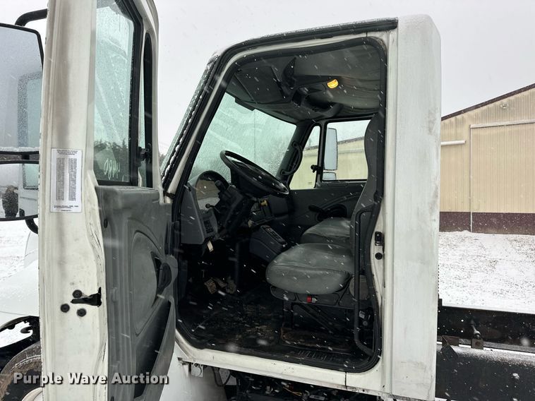 image for item EN5110 2005 International 4300 truck cab and chassis