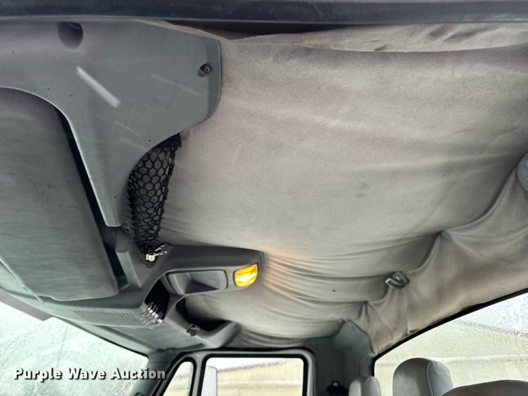 image for item EN5110 2005 International 4300 truck cab and chassis