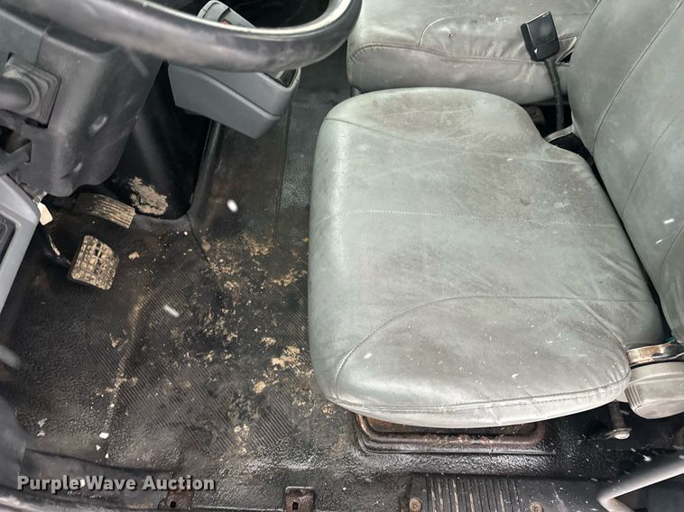 image for item EN5110 2005 International 4300 truck cab and chassis