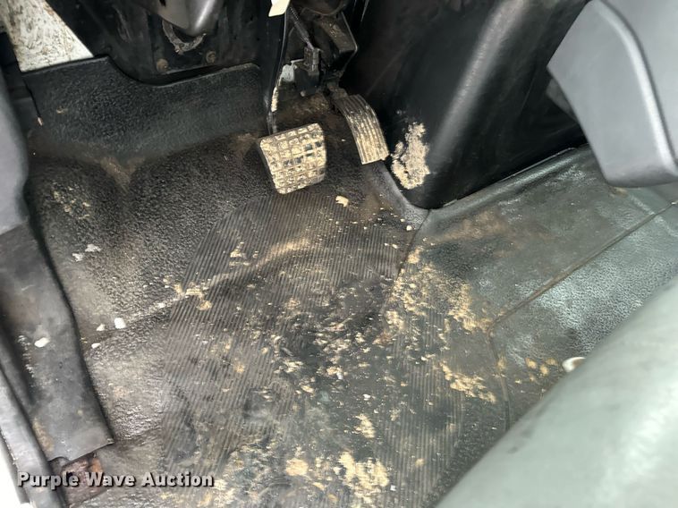 image for item EN5110 2005 International 4300 truck cab and chassis